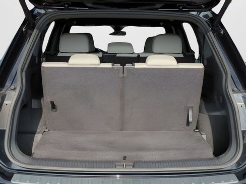 Used 2023 Volkswagen Tiguan SE R-Line image 12