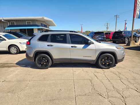 Used 2017 Jeep Cherokee Sport image 3