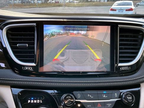 Certified 2023 Chrysler Pacifica Limited image 14