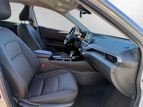 Used 2024 Nissan Altima 2.5 SV image 15