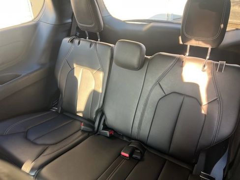 Used 2026 Chrysler Pacifica Select image 26