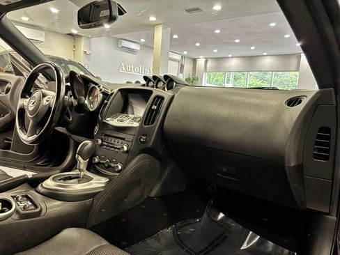 Used 2019 Nissan 370Z Touring RWD image 10