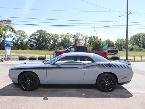 Used 2021 Dodge Challenger SXT w/ Driver Convenience Group RWD image 5