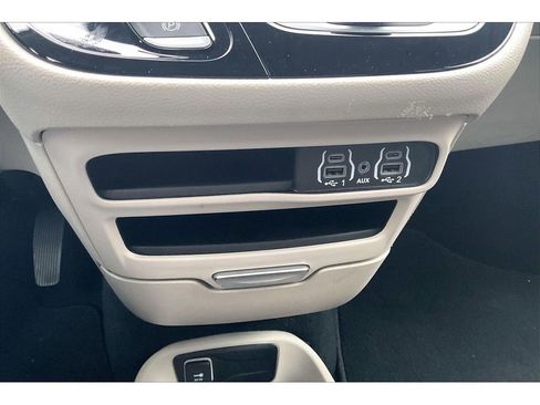 Used 2024 Chrysler Pacifica Touring-L image 33