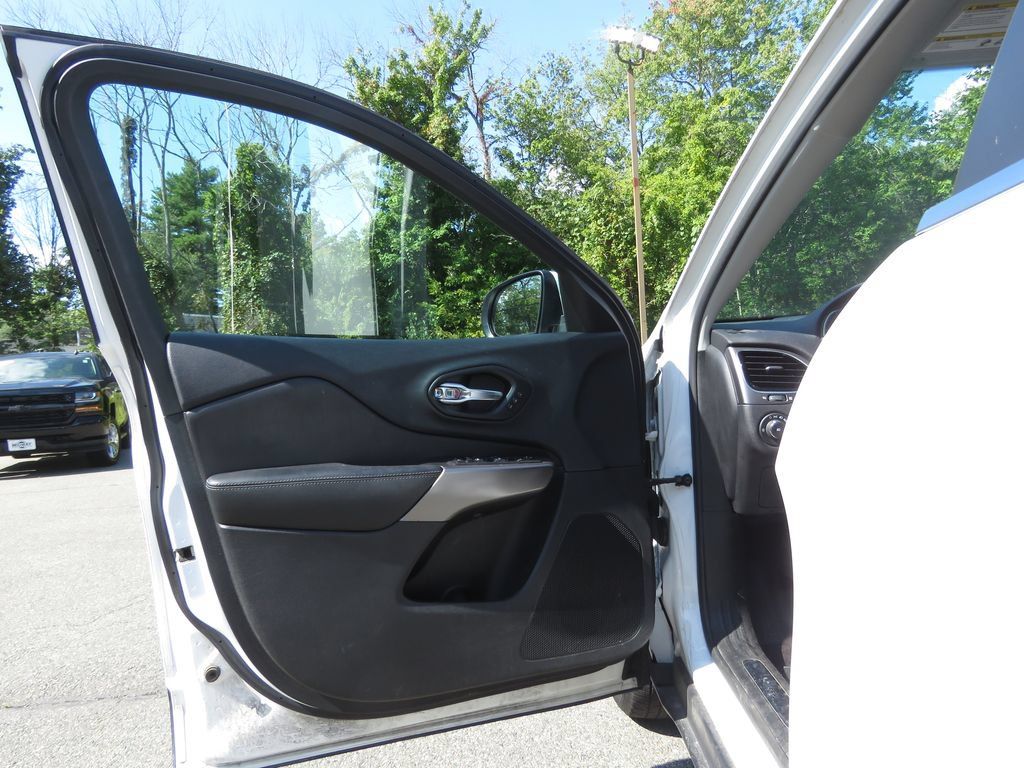 Used 2019 Jeep Cherokee Limited w/ Luxury Group AWD/4WD image 9