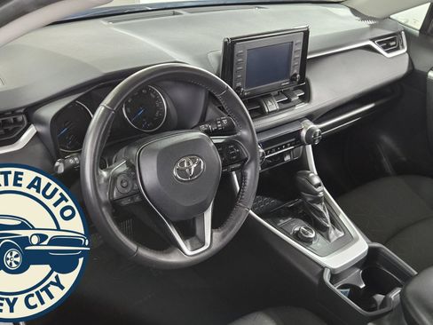 Used 2020 Toyota RAV4 XLE image 9