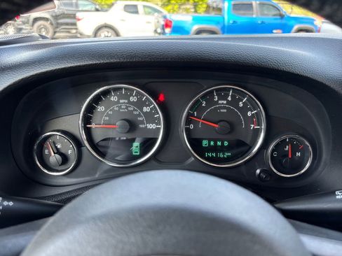 Used 2018 Jeep Wrangler Sahara w/ Connectivity Group AWD/4WD image 14