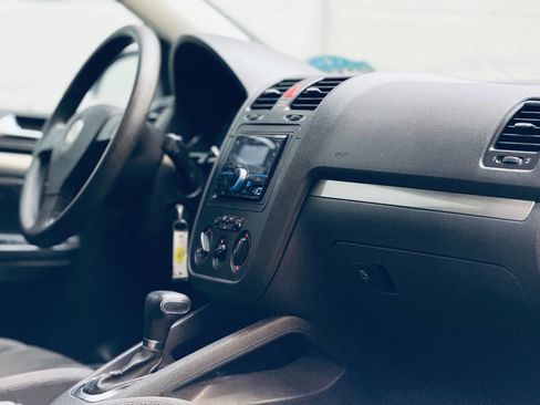 Used 2009 Volkswagen Rabbit S image 3