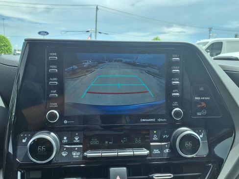 Used 2020 Toyota Highlander XLE FWD image 21