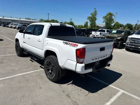 Used 2017 Toyota Tacoma TRD Sport AWD/4WD image 17
