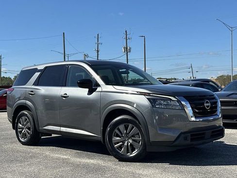 Used 2023 Nissan Pathfinder S image 3