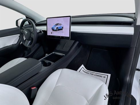 Used 2022 Tesla Model Y Long Range image 33