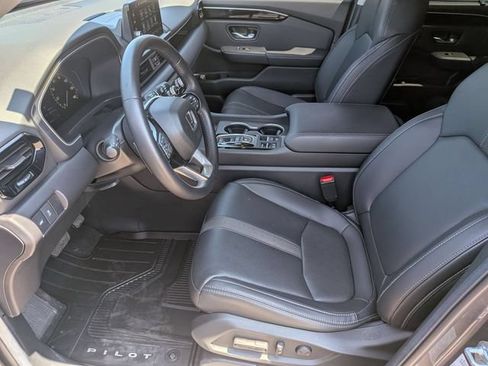Used 2025 Honda Pilot Touring image 12