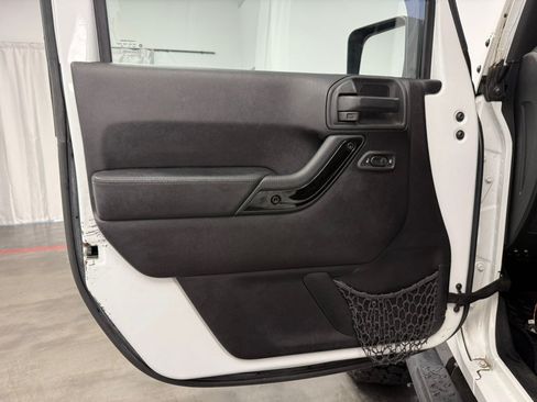 Used 2015 Jeep Wrangler Unlimited Sahara AWD/4WD image 28