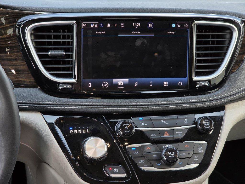 Used 2023 Chrysler Pacifica Limited FWD image 12