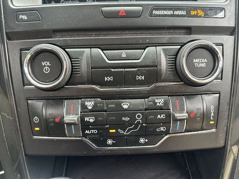 Used 2017 Ford Explorer XLT w/ Equipment Group 202A AWD/4WD image 29