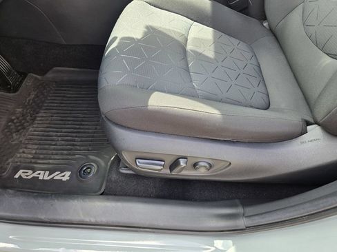 Used 2020 Toyota RAV4 XLE w/ XLE Grade Weather Package AWD/4WD image 14