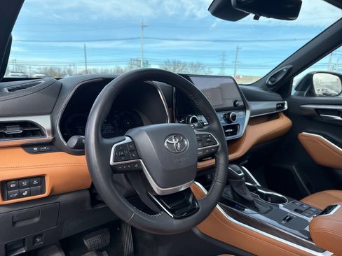 Used 2025 Toyota Highlander Platinum image 14
