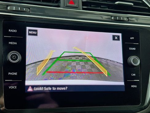 Used 2018 Volkswagen Tiguan SE w/ Front Fog Lights Package FWD image 4