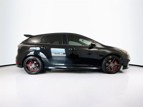 Used 2018 Ford Focus ST w/ Equipment Group 402A FWD image 15