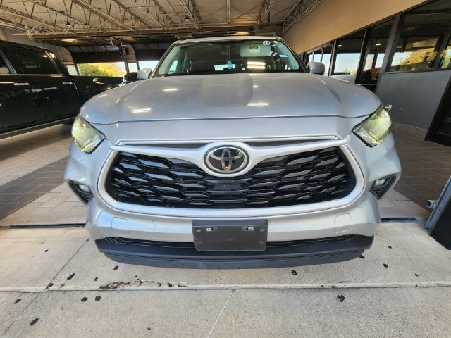 Used 2025 Toyota Highlander LE FWD image 2