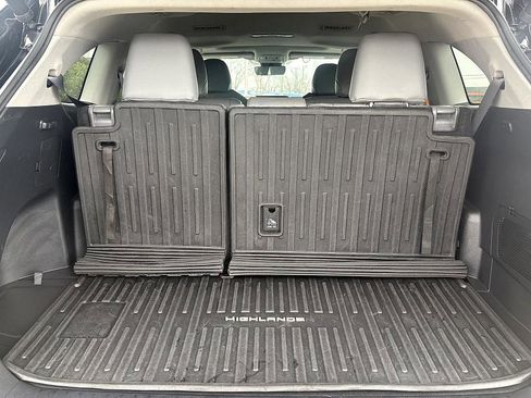 Used 2021 Toyota Highlander XLE image 11