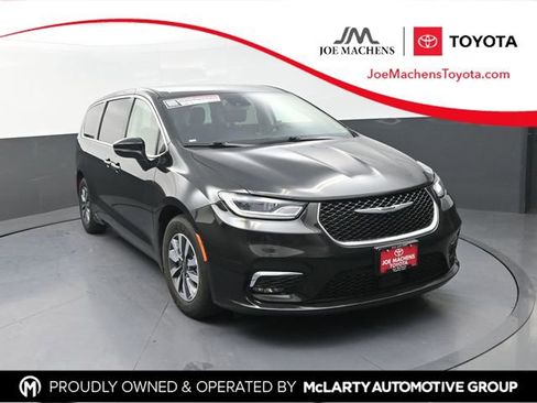 Used 2023 Chrysler Pacifica Touring-L image 1