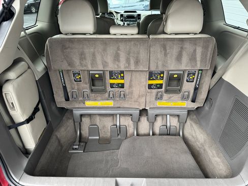Used 2014 Toyota Sienna XLE image 15