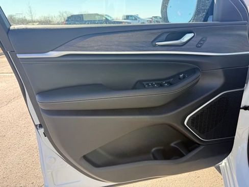 New 2026 Jeep Grand Cherokee Limited image 12