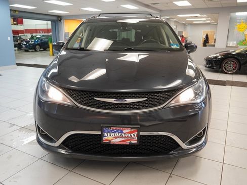 Used 2019 Chrysler Pacifica Touring-L image 14