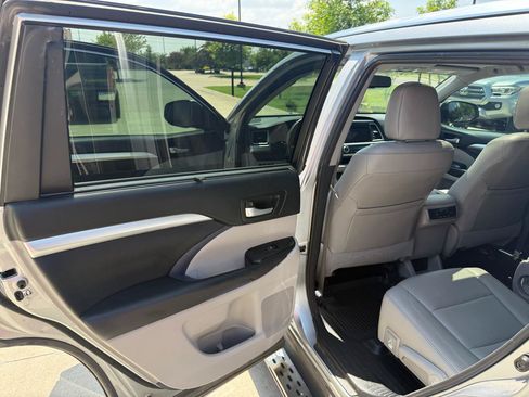Used 2016 Toyota Highlander XLE FWD image 13