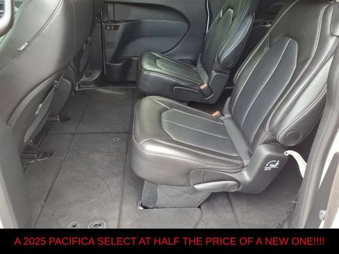 Used 2025 Chrysler Pacifica Select FWD image 13