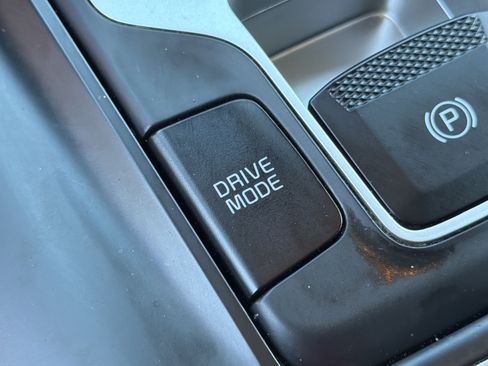Used 2024 Kia Carnival LX FWD image 30