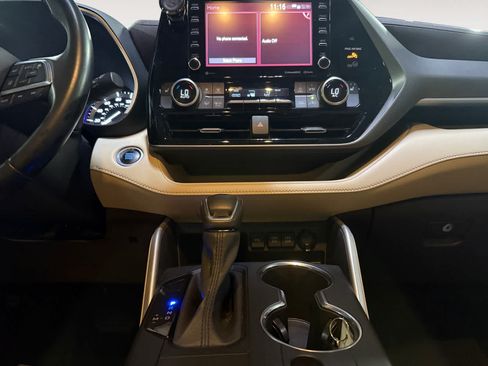 Used 2020 Toyota Highlander XLE FWD image 18