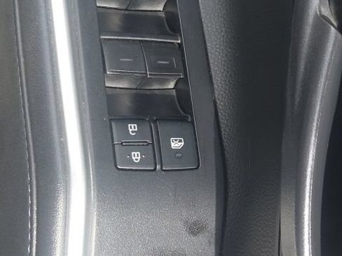 Used 2021 Toyota Highlander L FWD image 22