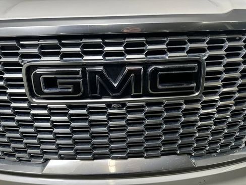 Used 2022 GMC Yukon XL Denali w/ Advanced Technology Package image 9