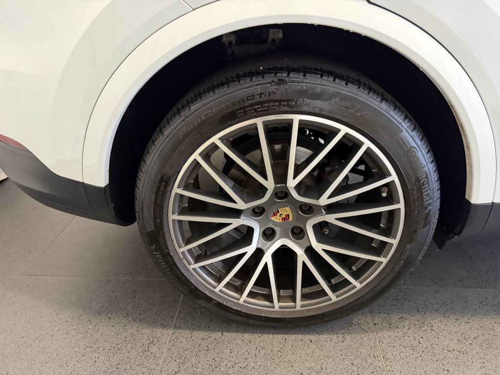 Certified 2022 Porsche Cayenne Platinum Edition AWD/4WD image 12