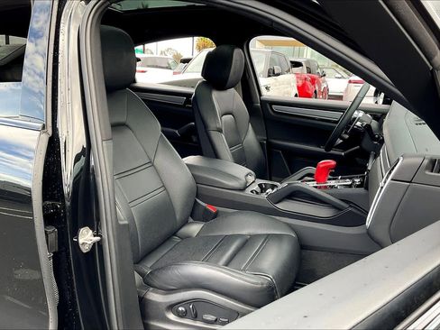 Used 2023 Porsche Cayenne Coupe image 10