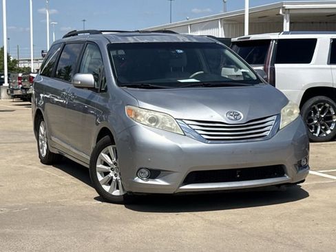 Used 2013 Toyota Sienna Limited w/ Premium Pkg FWD image 2