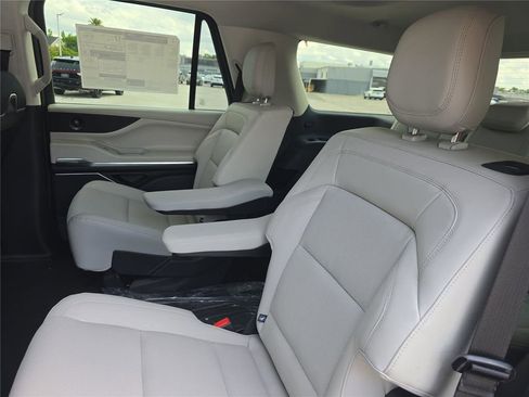 New 2026 Lincoln Navigator Premiere AWD/4WD image 13