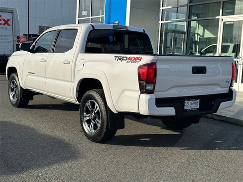 Used 2018 Toyota Tacoma TRD Sport image 3