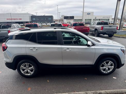 Used 2022 GMC Terrain SLE AWD/4WD image 7