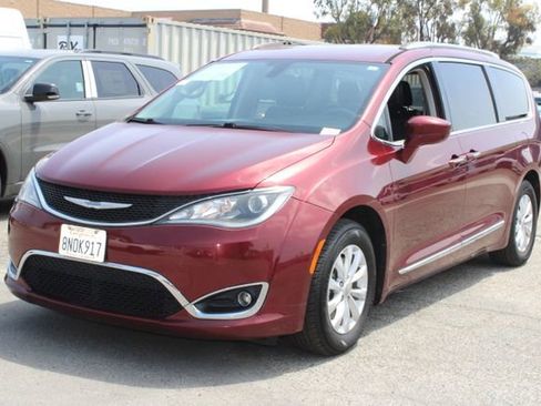 Used 2018 Chrysler Pacifica Touring-L FWD image 6