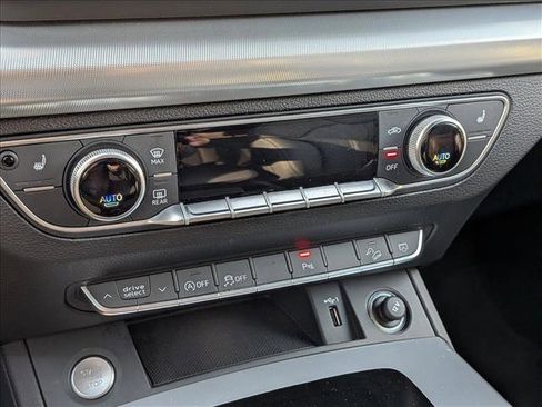 Certified 2025 Audi Q5 2.0T Premium image 12