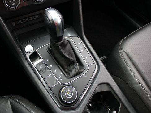 Certified 2020 Volkswagen Tiguan SE w/ Panoramic Sunroof Package image 20