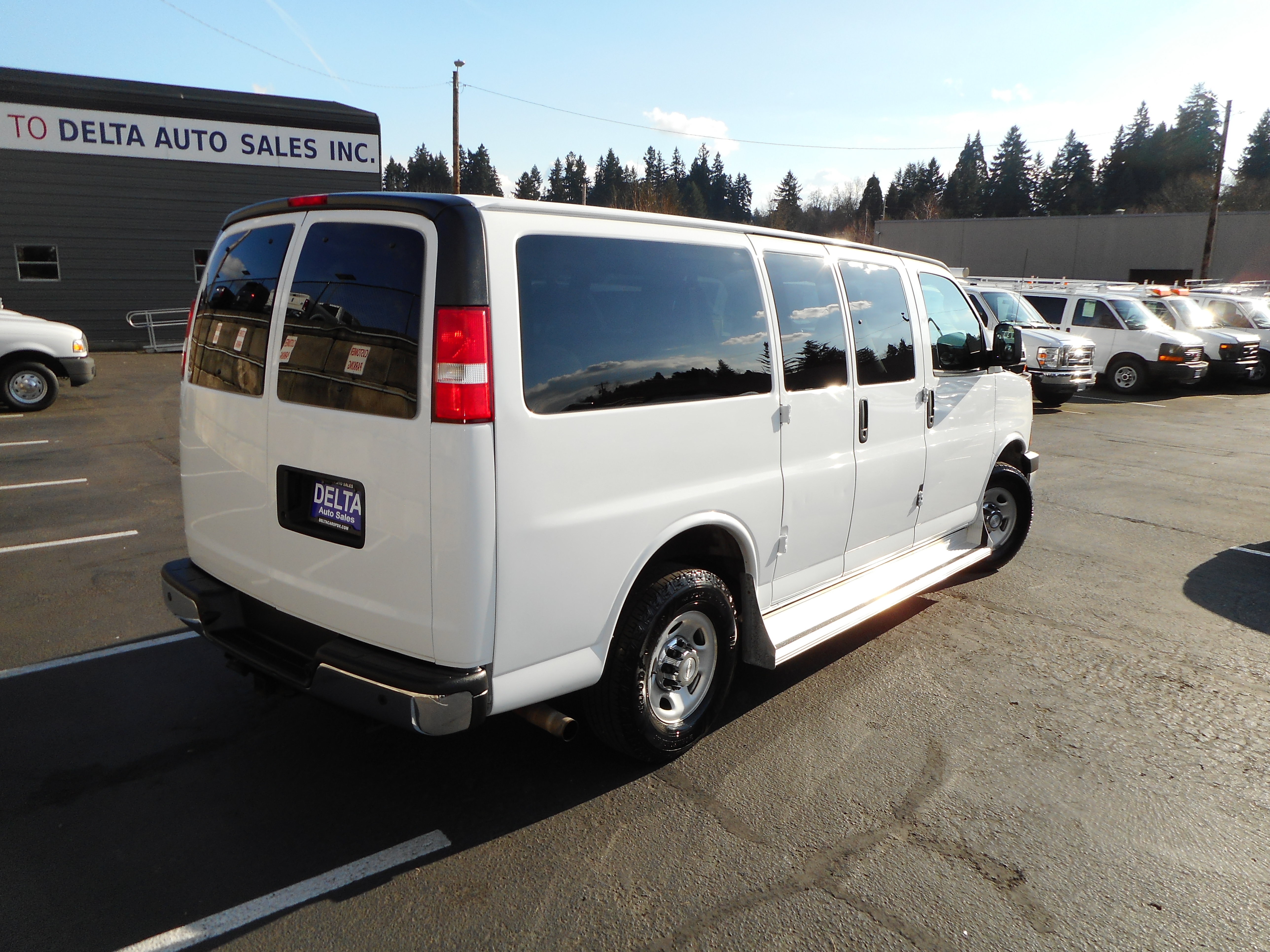 Used 2017 Chevrolet Express 3500 LT w/ LT Preferred Equipment Group RWD image 8