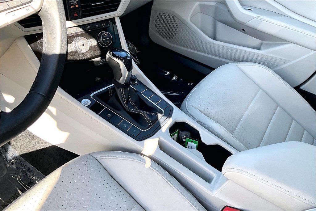 Used 2024 Volkswagen Jetta SE w/ Panoramic Sunroof Package FWD image 10