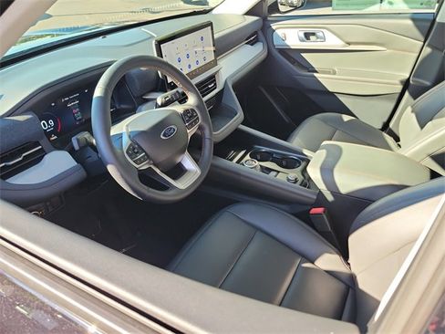 Used 2025 Ford Explorer Active w/ Active Comfort Package image 3