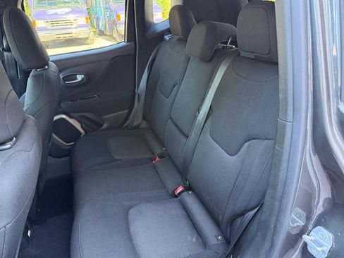 Used 2017 Jeep Renegade Latitude w/ Popular Equipment Group FWD image 18