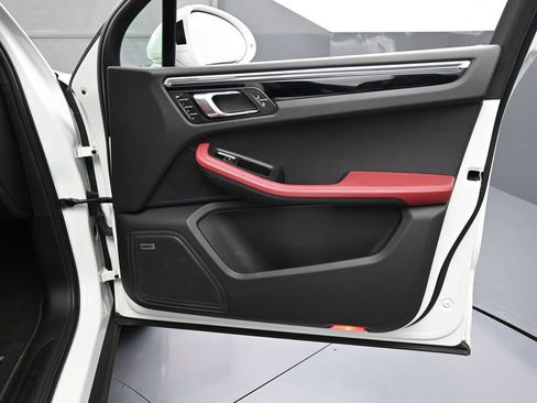 Certified 2022 Porsche Macan AWD/4WD image 29
